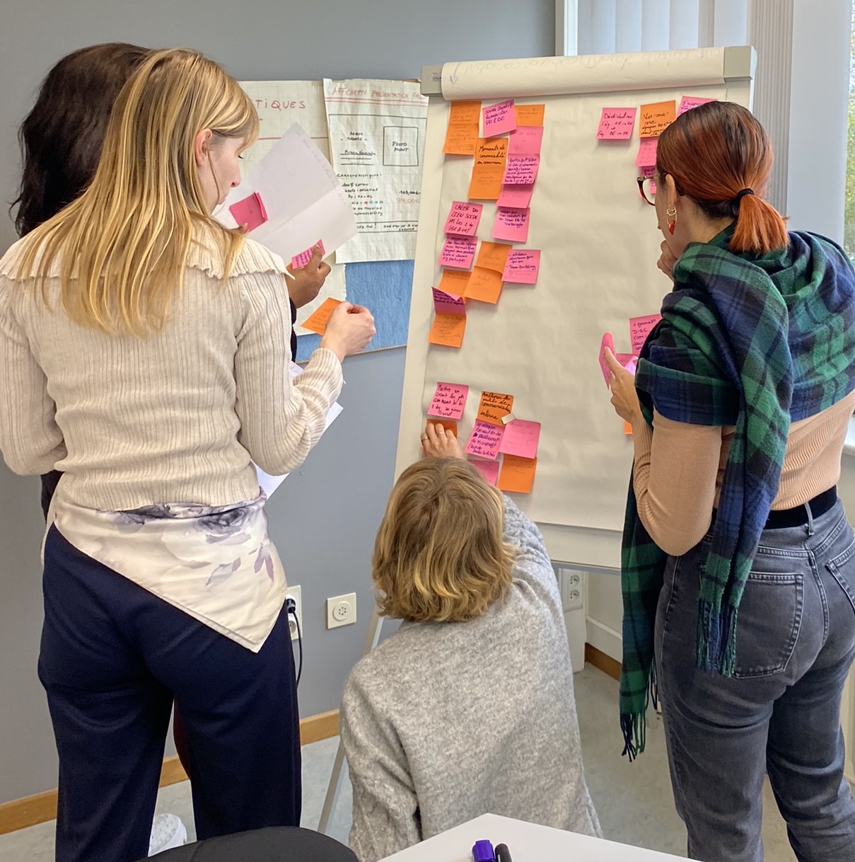 Design Thinking Avancé : participants en plein travail de co-création.